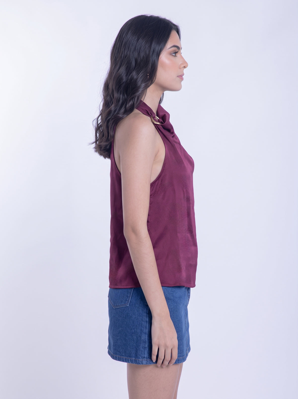 Blusa guinda con detalle en cuello de argolla