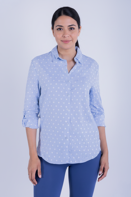 Blusa azul abotonada con puntos