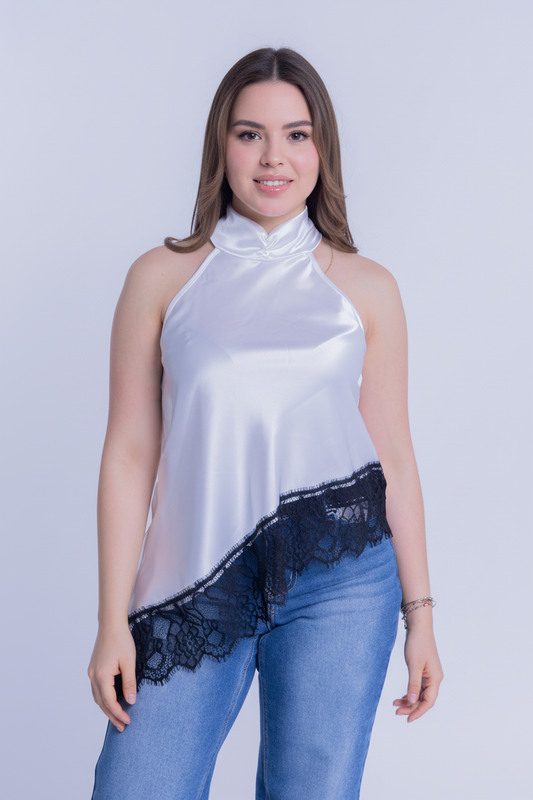 Blusa blanca satinada cuello alto con corte asimétrico con encaje
