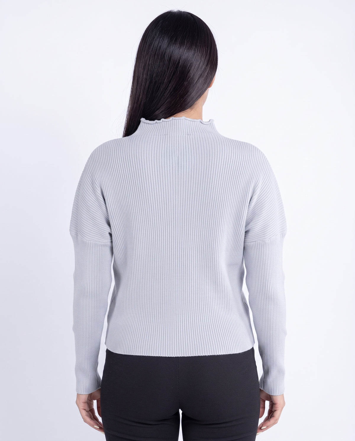 Suéter gris cuello alto abotonado estilo acanalado
