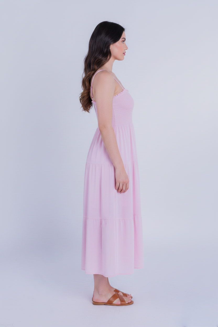 Vestido rosa de tirantes con detalles de encaje en escote