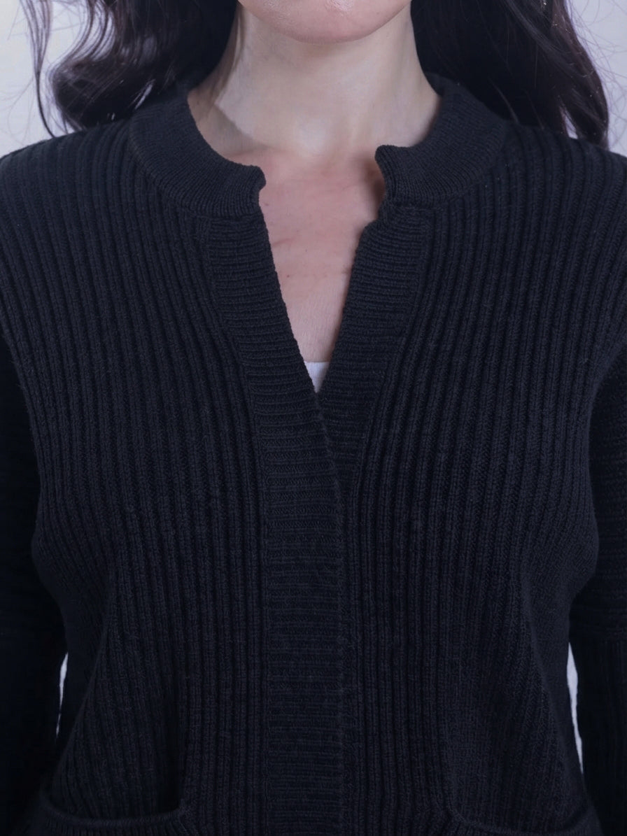 Sueter negro estilo cardigan con bolsitas laterales