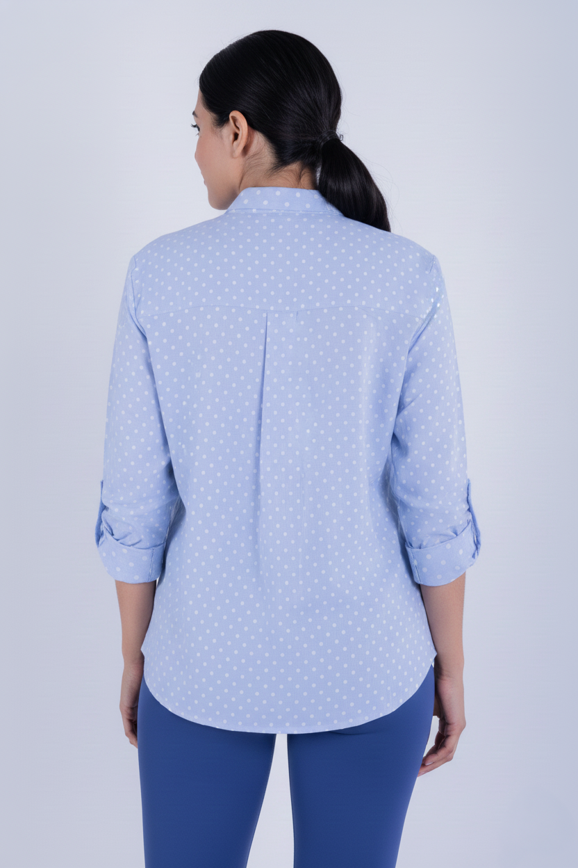 Blusa azul abotonada con puntos