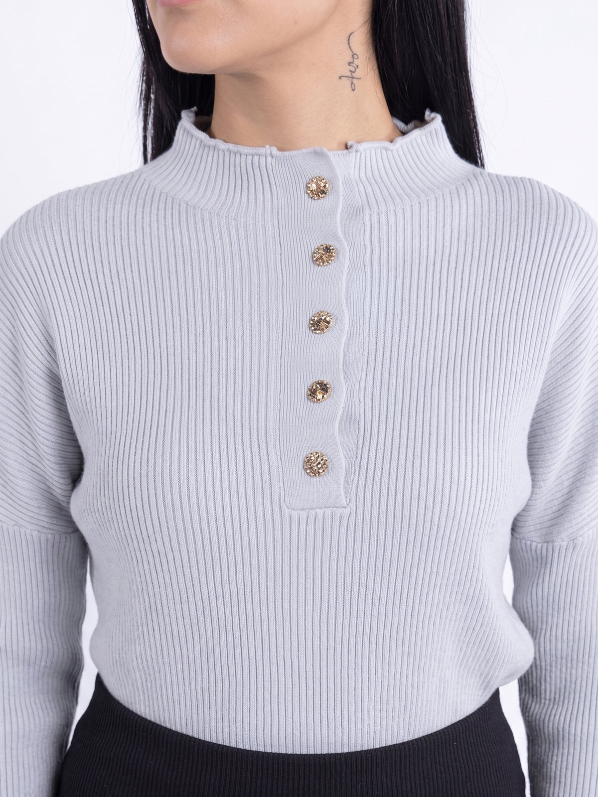 Suéter gris cuello alto abotonado estilo acanalado