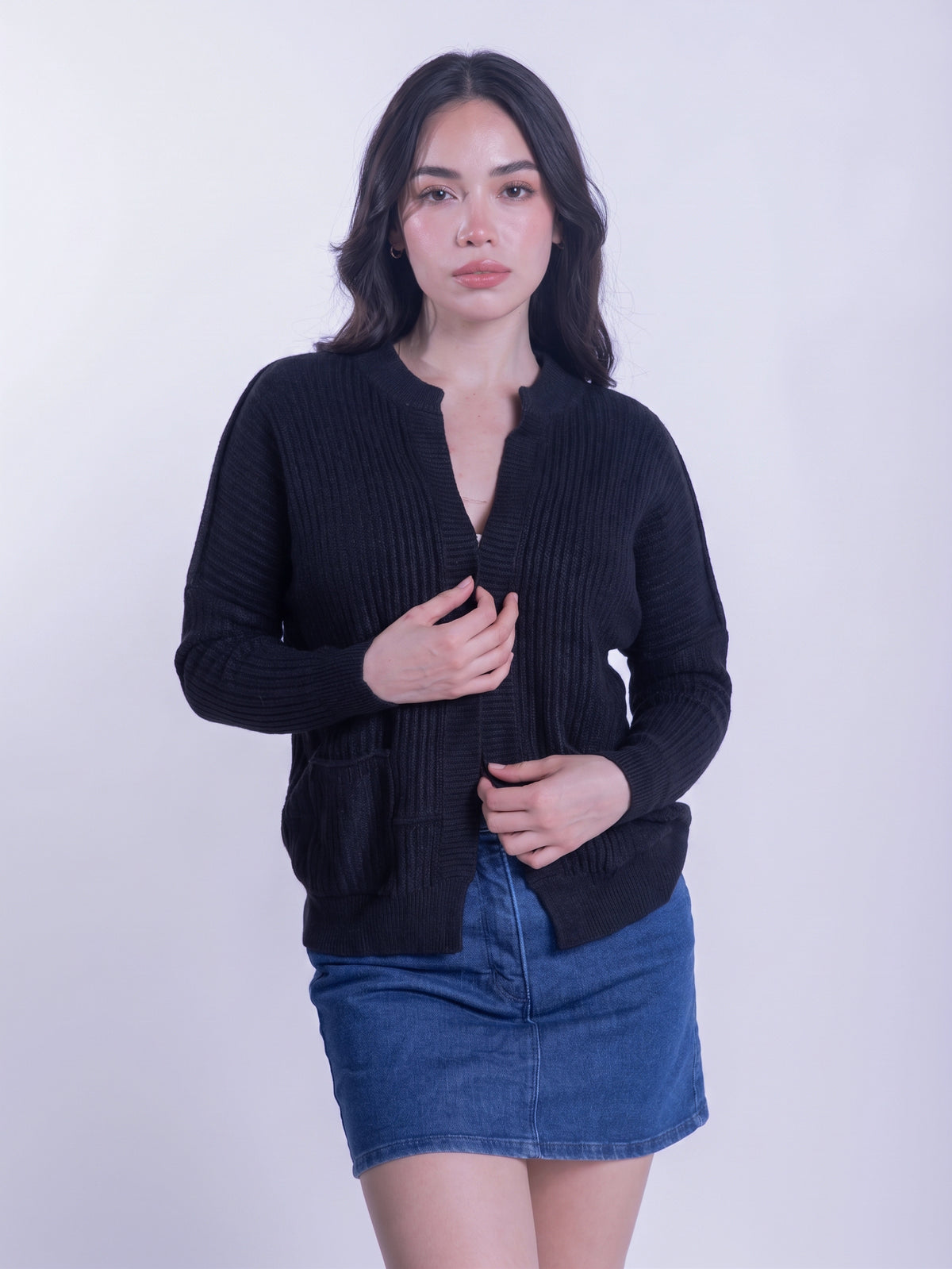 Sueter negro estilo cardigan con bolsitas laterales