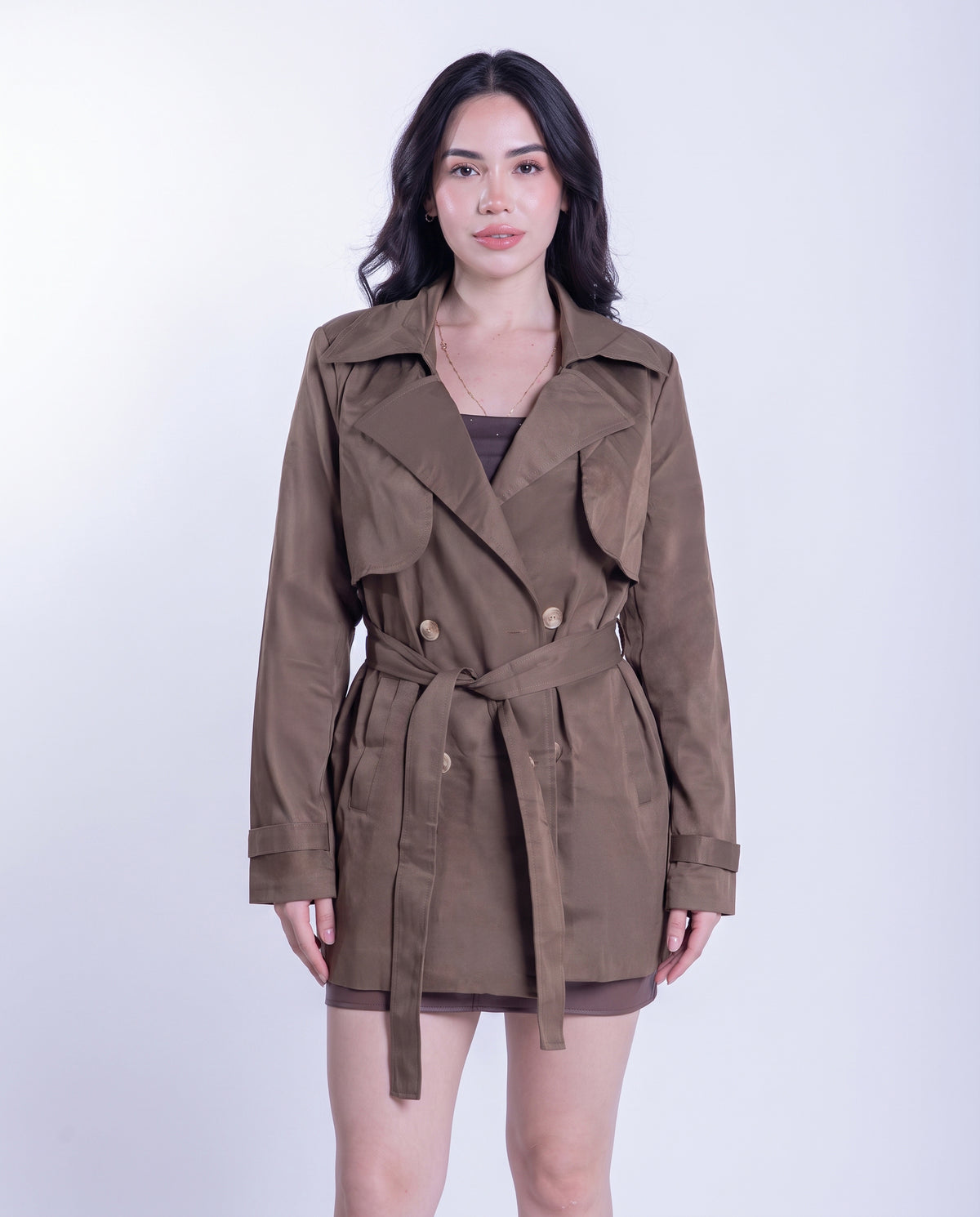 Gabardina cafe con solapas con ajuste en cintura de cinto