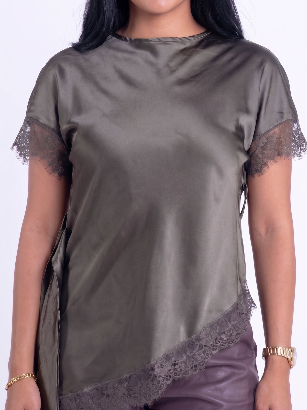 Blusa verde satinada manga corta con cinto