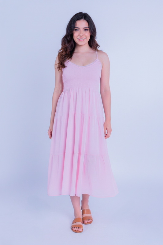 Vestido rosa de tirantes con detalles de encaje en escote