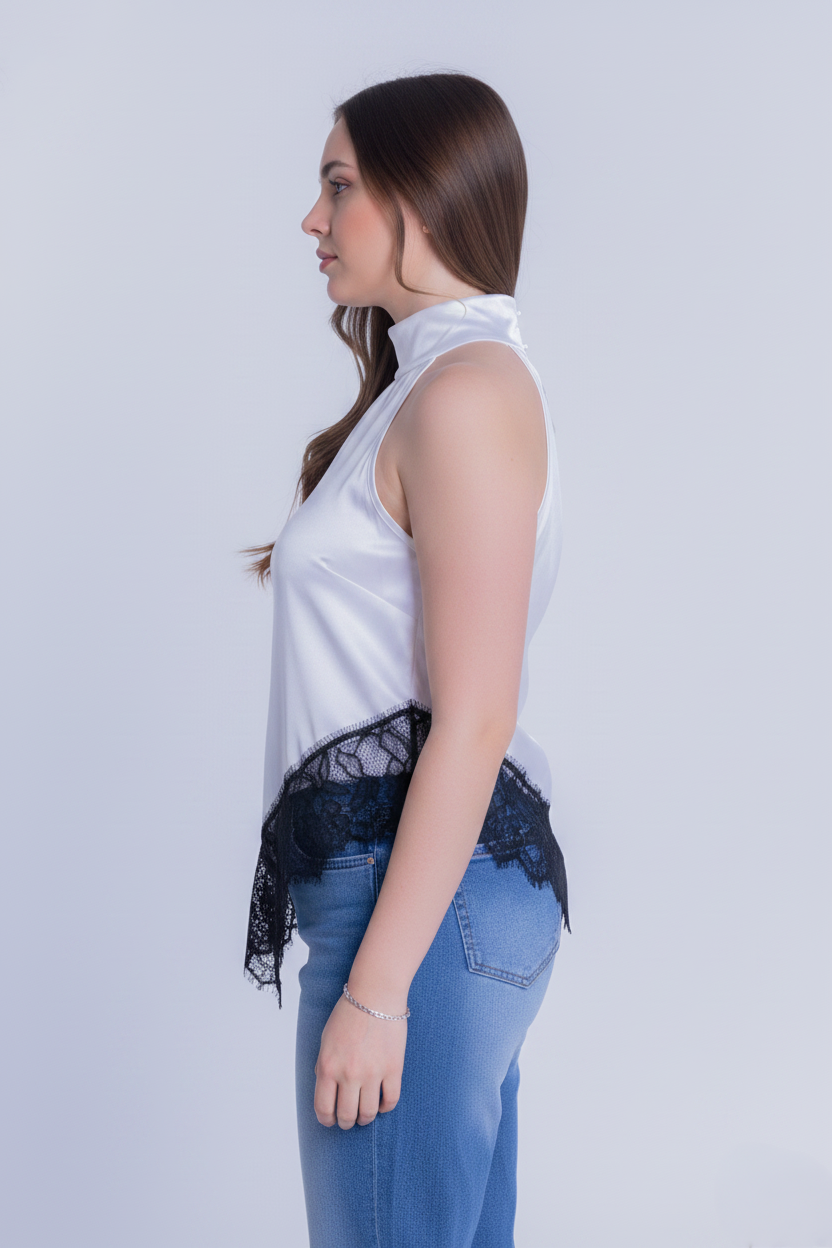 Blusa blanca satinada cuello alto con corte asimétrico con encaje