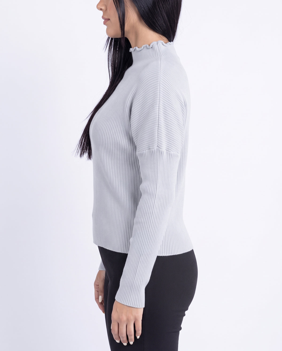 Suéter gris cuello alto abotonado estilo acanalado