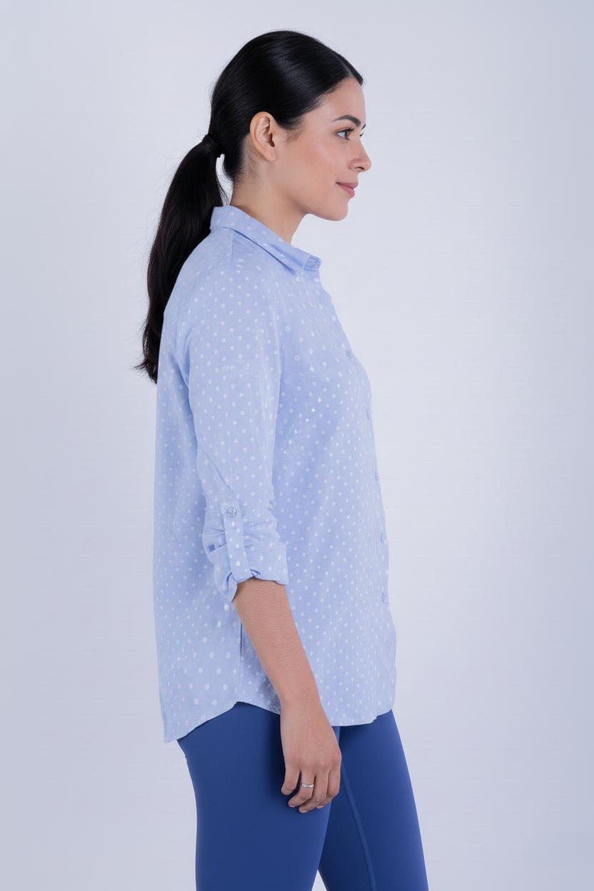 Blusa azul abotonada con puntos