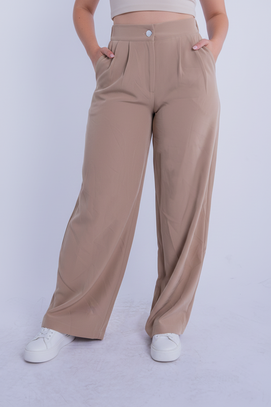 Pantalón beige con pinzas laterales cierre a un boton