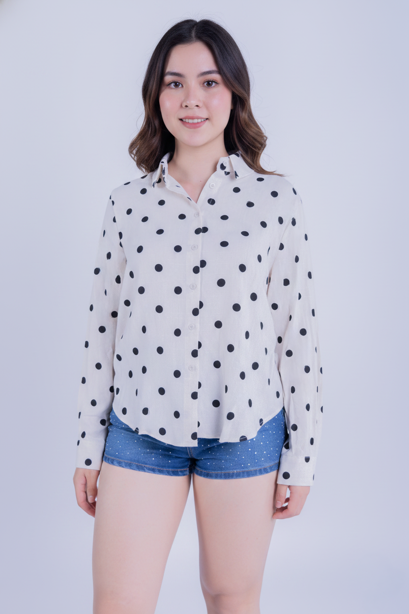 Blusa blanca con puntos abotonada