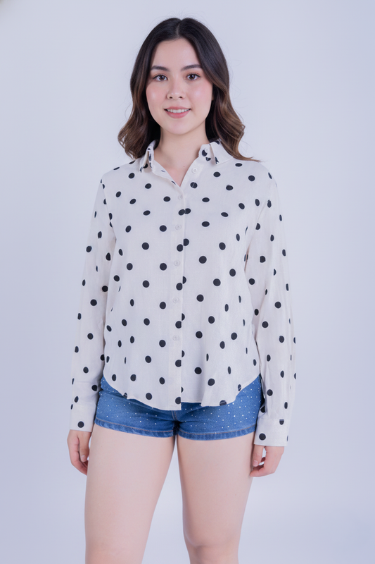 Blusa blanca con puntos abotonada