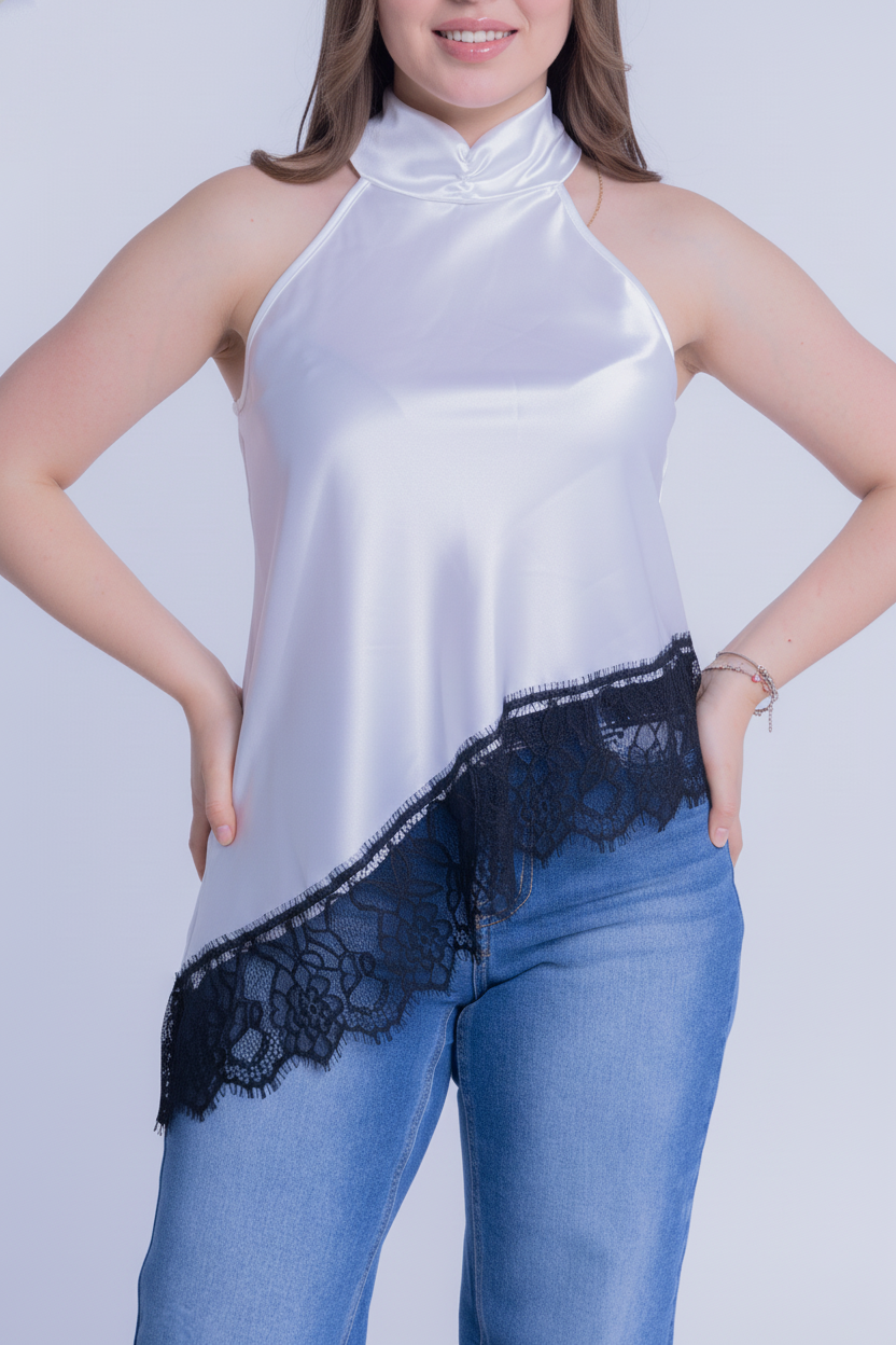 Blusa blanca satinada cuello alto con corte asimétrico con encaje