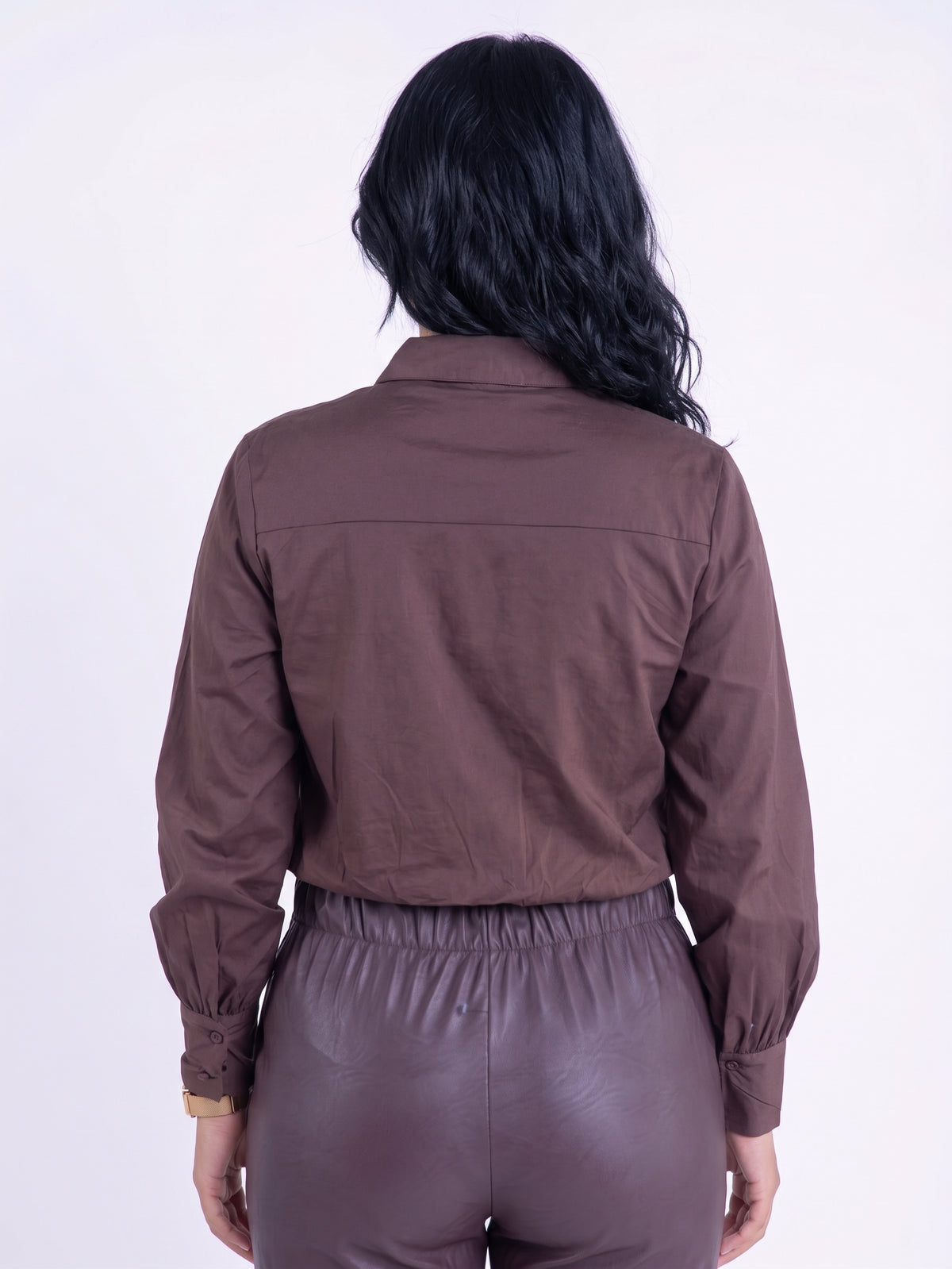 Crop top cafe abotonado con elastico en cintura