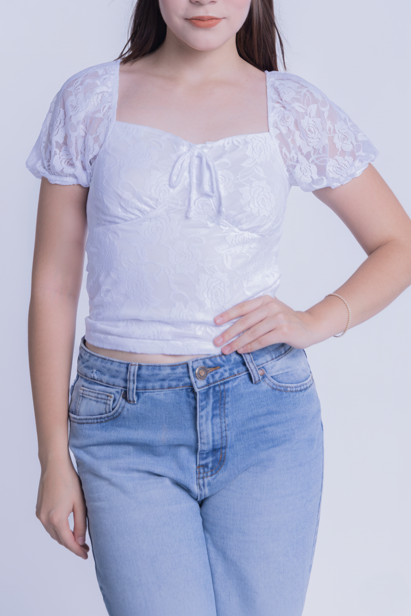 Blusa blanca con detalles de encaje en los brazos