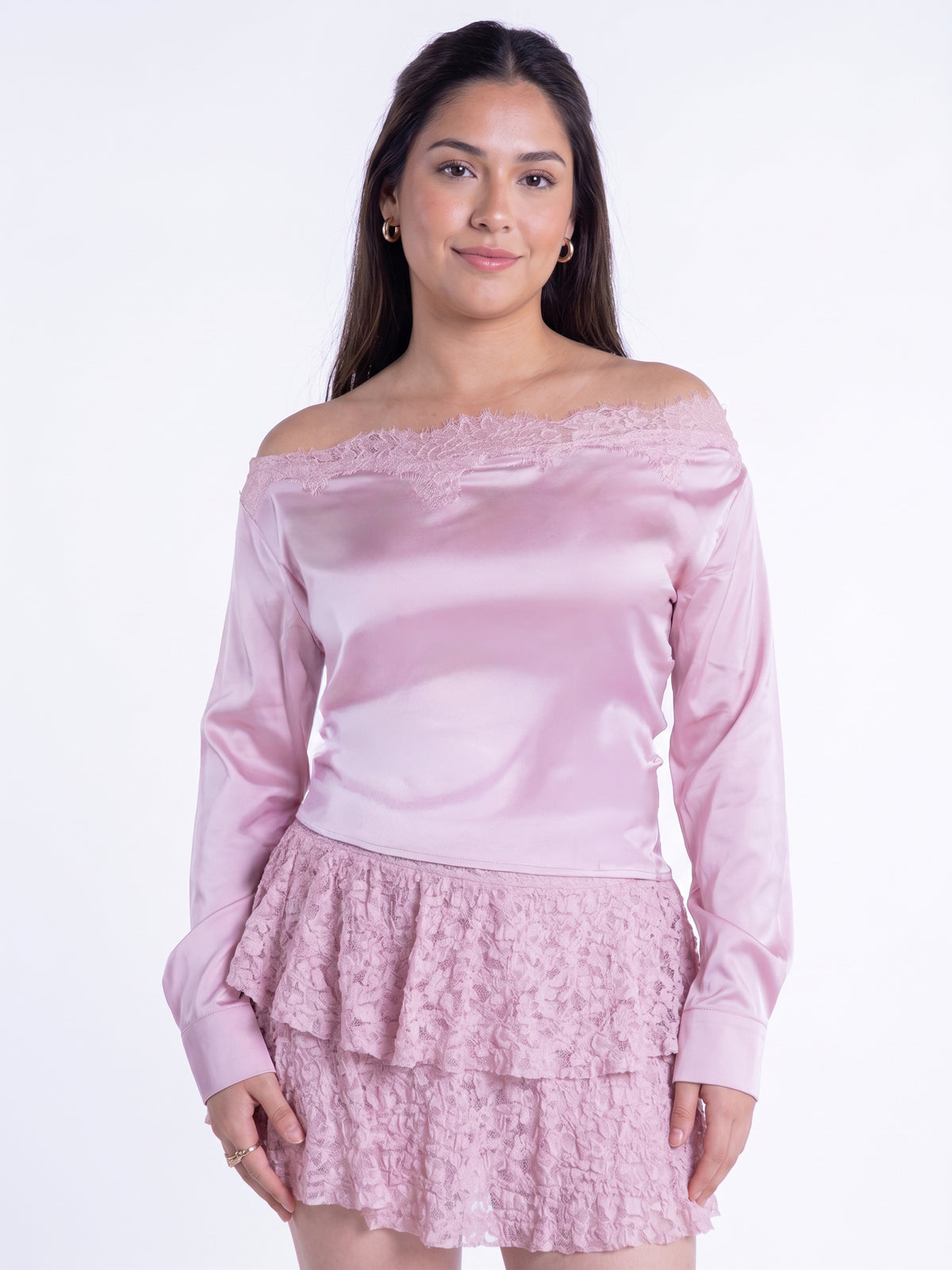 Blusa rosa satinada con encaje en bastilla, caida a los hombros