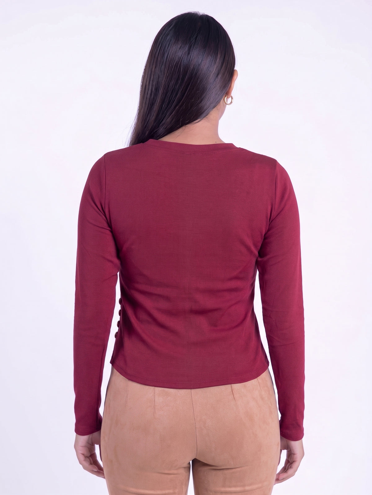 Blusa manga larga con corte desigual y botones decorativos
