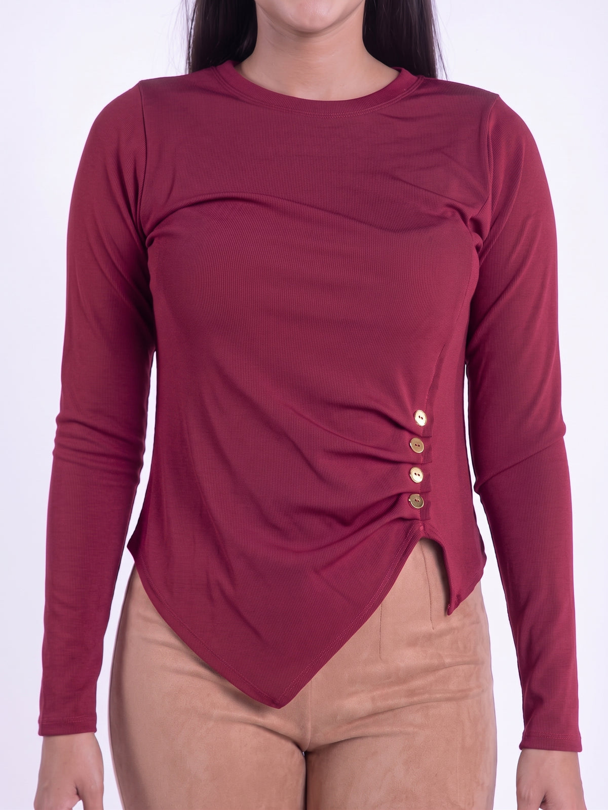 Blusa manga larga con corte desigual y botones decorativos