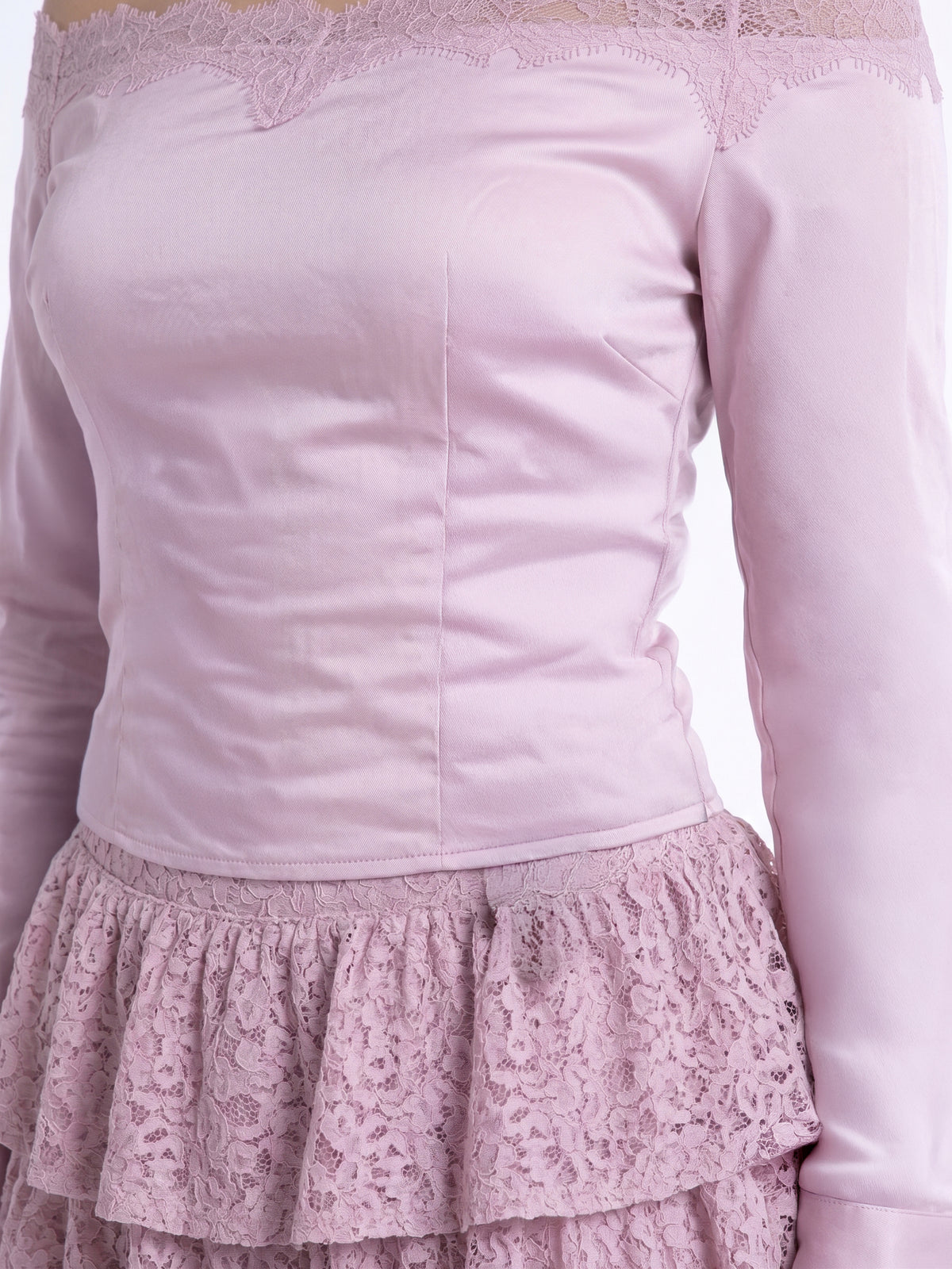 Blusa rosa satinada con encaje en bastilla, caida a los hombros