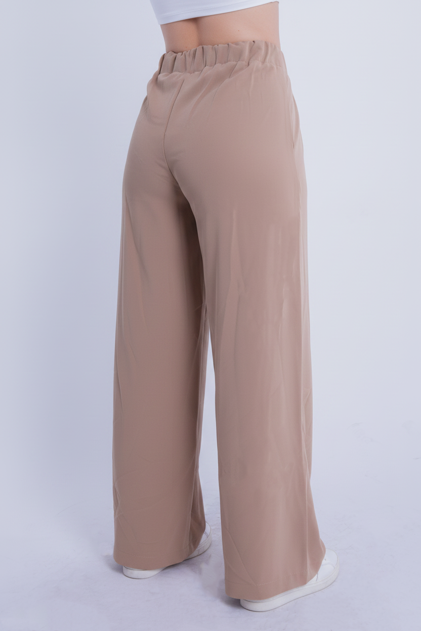 Pantalón beige con pinzas laterales cierre a un boton