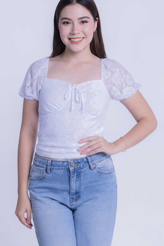 Blusa blanca con detalles de encaje en los brazos