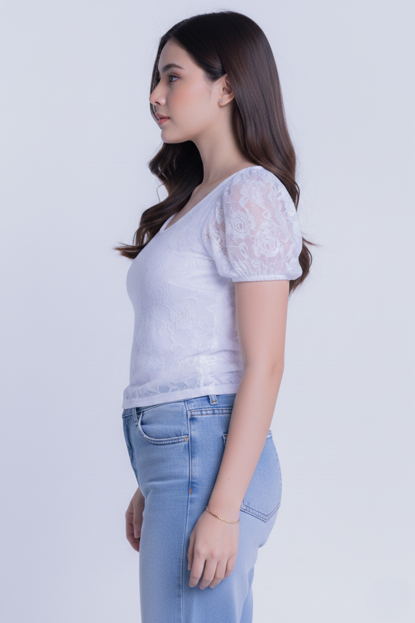 Blusa blanca con detalles de encaje en los brazos