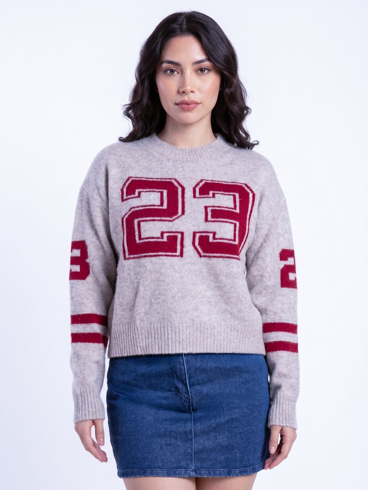 Suéter beige estilo universitario oversize