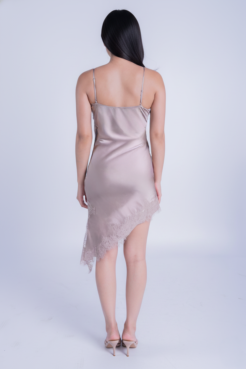 Vestido beige satinado con estampado de encaje en escote