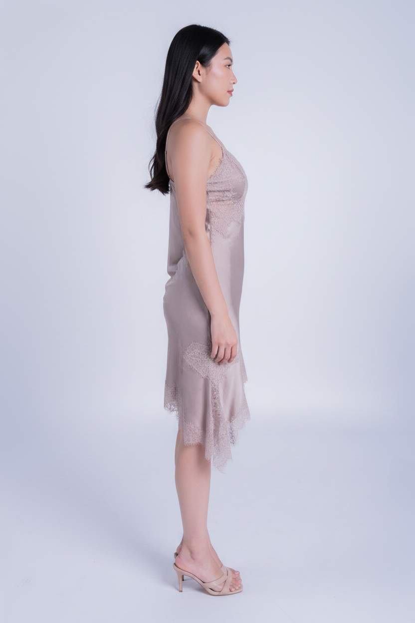 Vestido beige satinado con estampado de encaje en escote