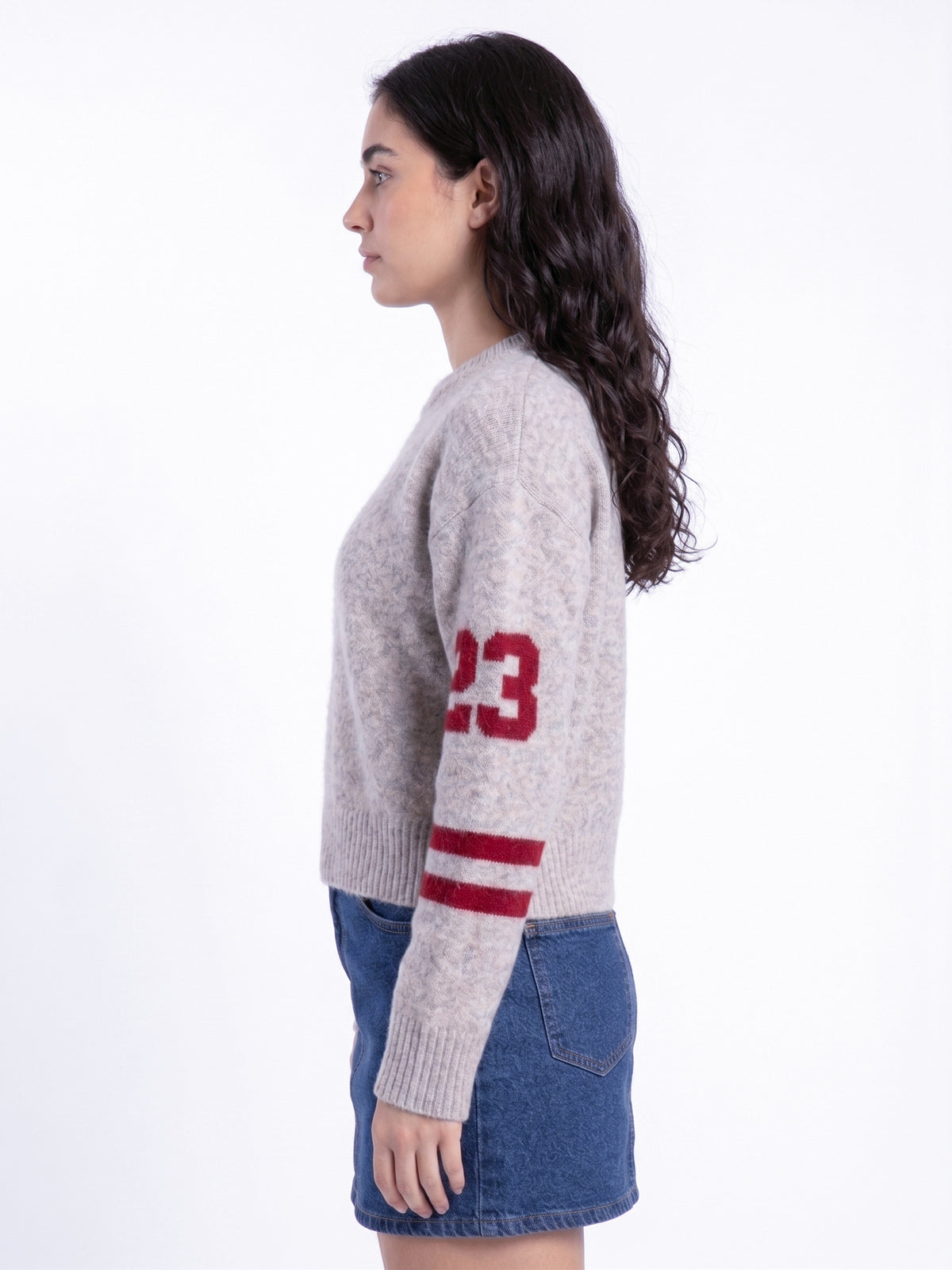 Suéter beige estilo universitario oversize