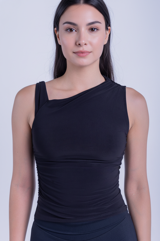 Blusa negra con corte de tirantes desigual