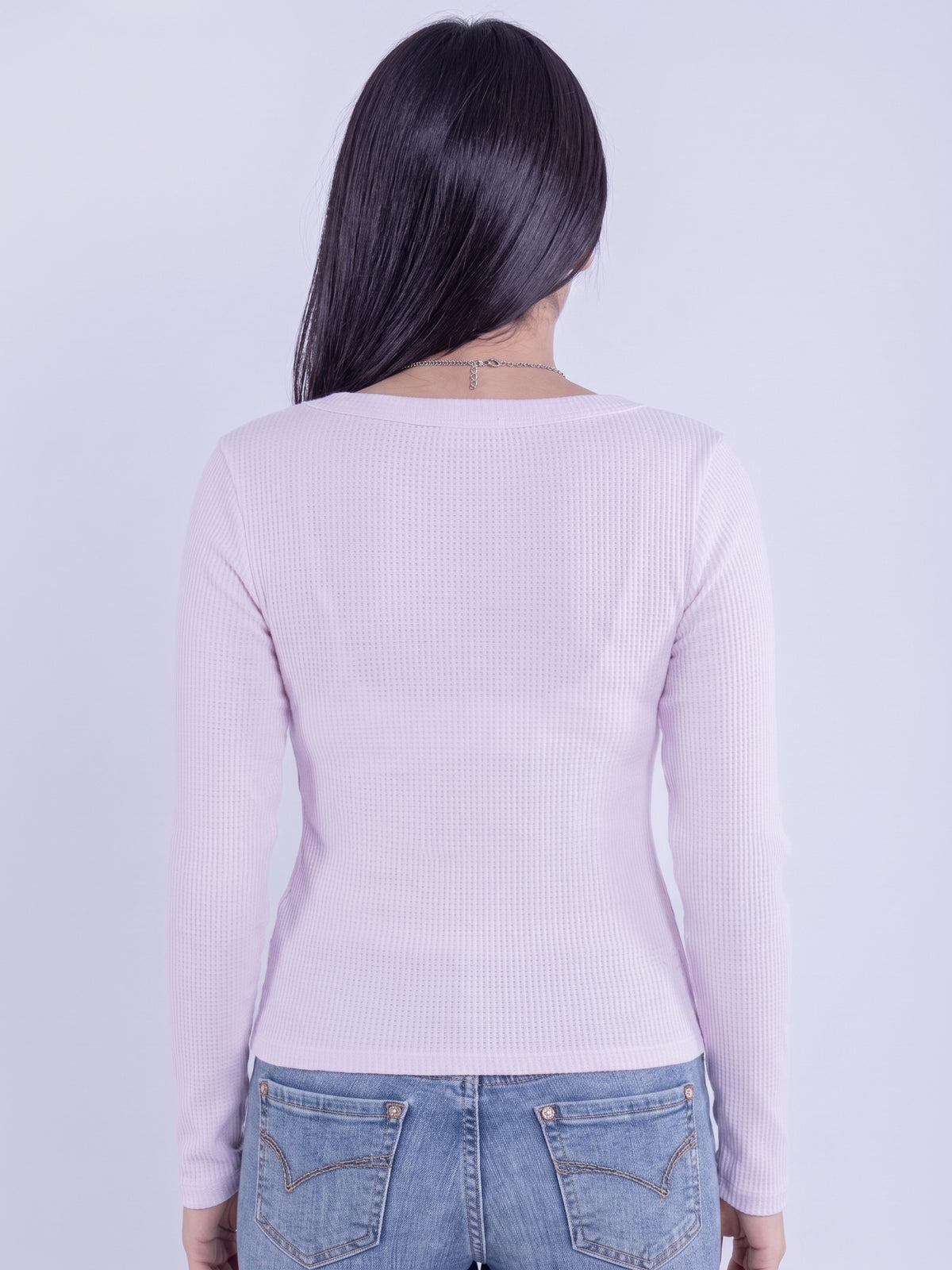 Blusa rosa con abotonado cuello redondo