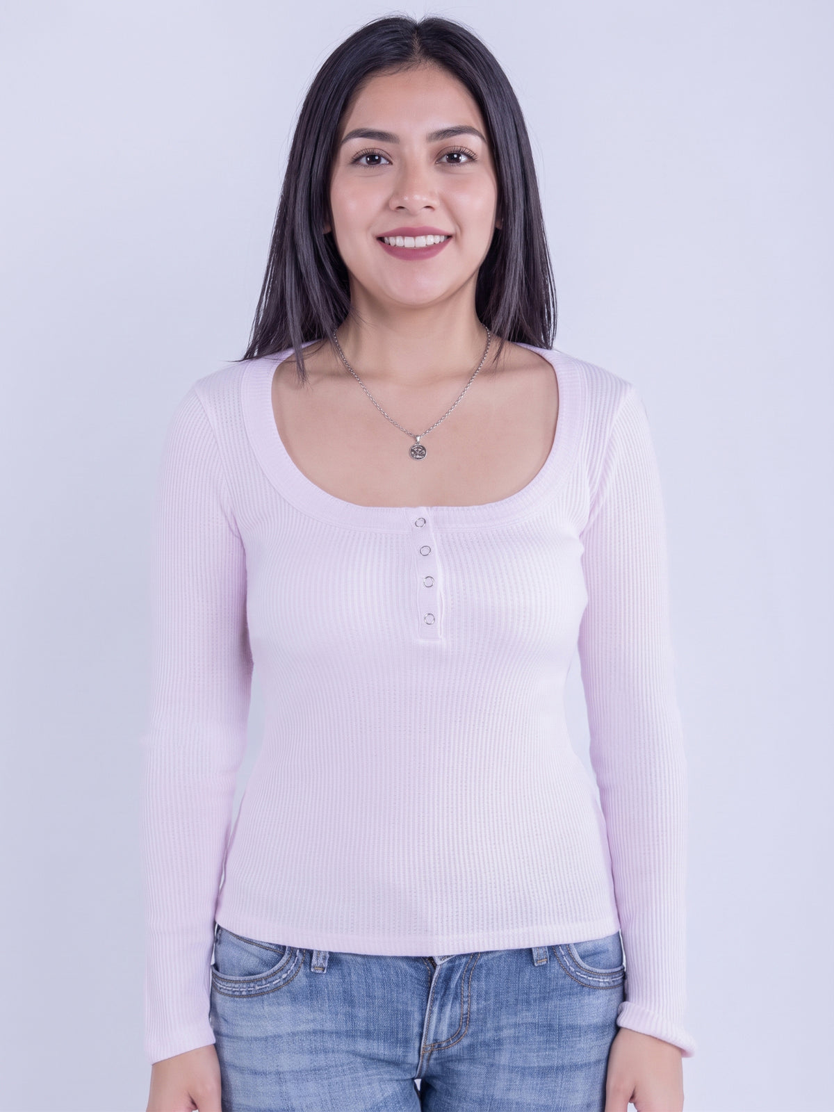 Blusa rosa con abotonado cuello redondo