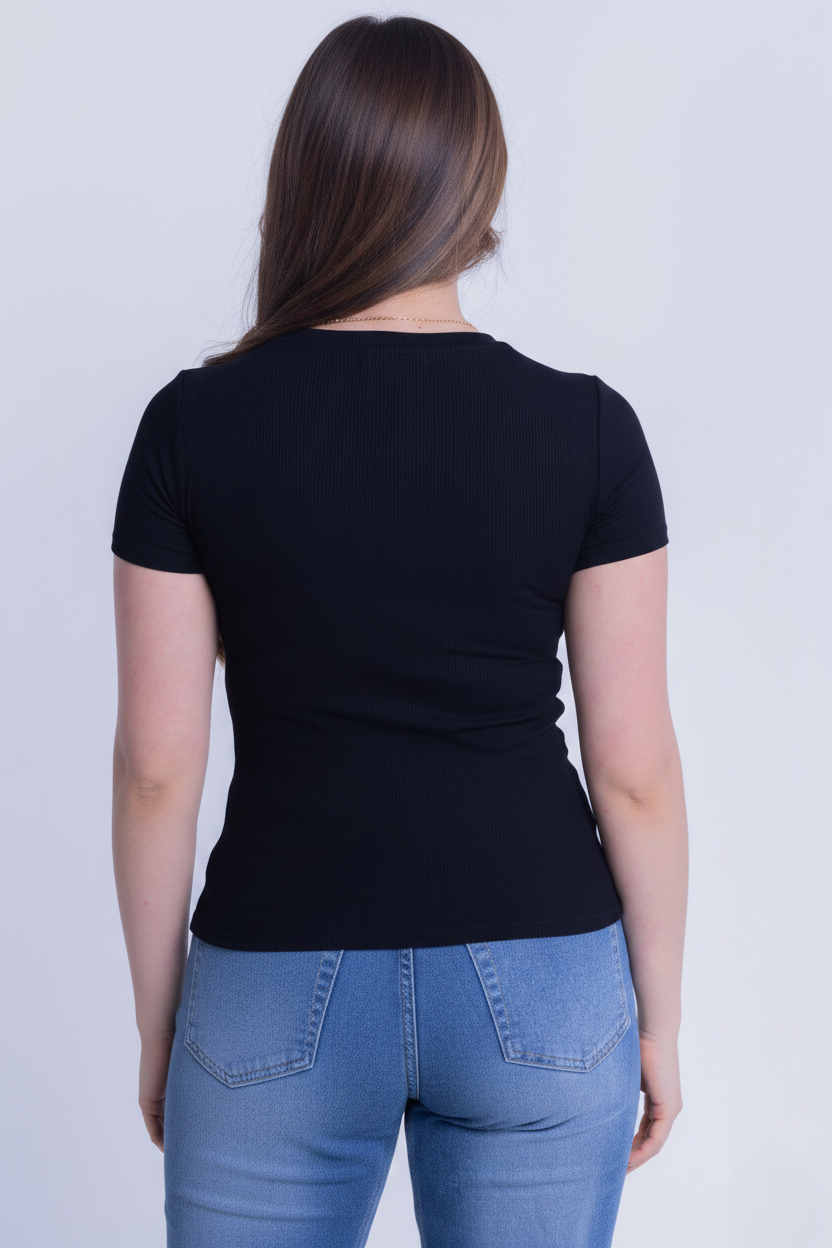 Blusa negra de cuello redondo acanalada