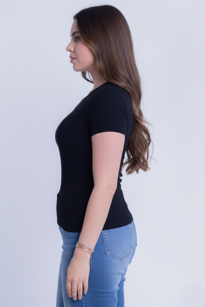 Blusa negra de cuello redondo acanalada