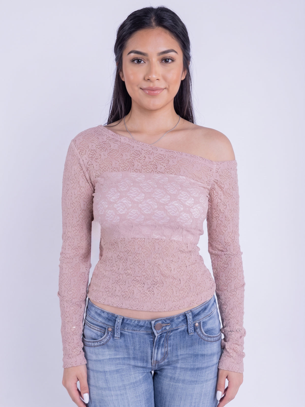 Blusa rosa de encaje con cuello asimetrico