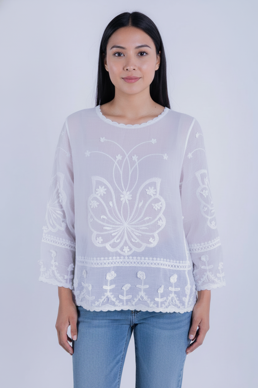 Blusa blanca de manta con bordado decorativo