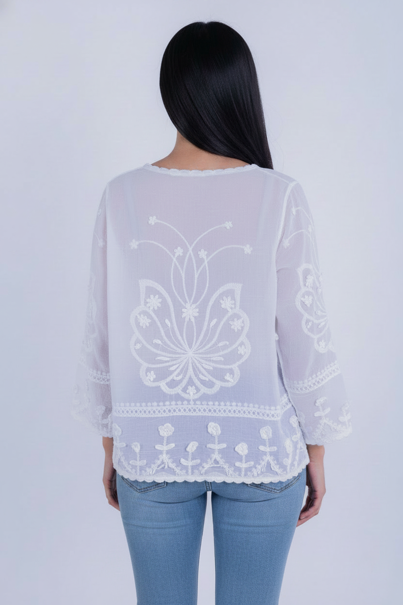 Blusa blanca de manta con bordado decorativo
