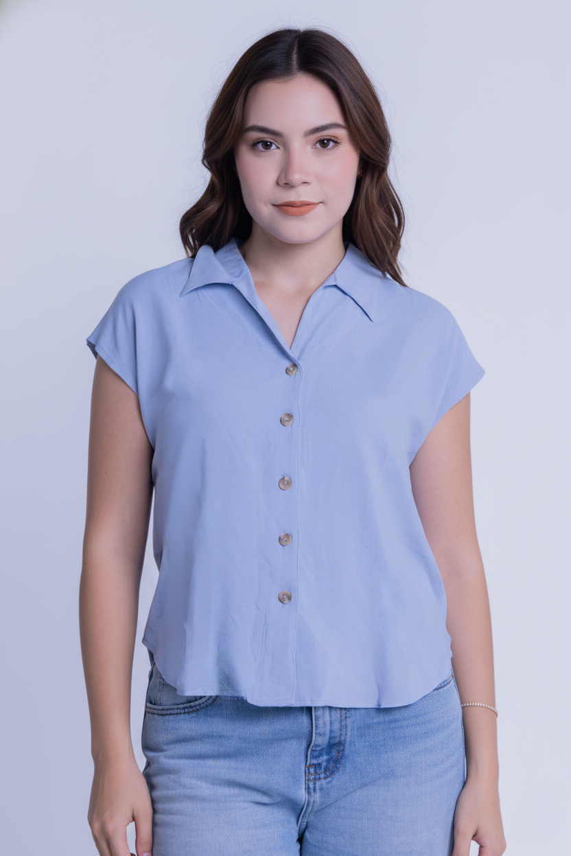 Blusa azul de manga corta abotonada