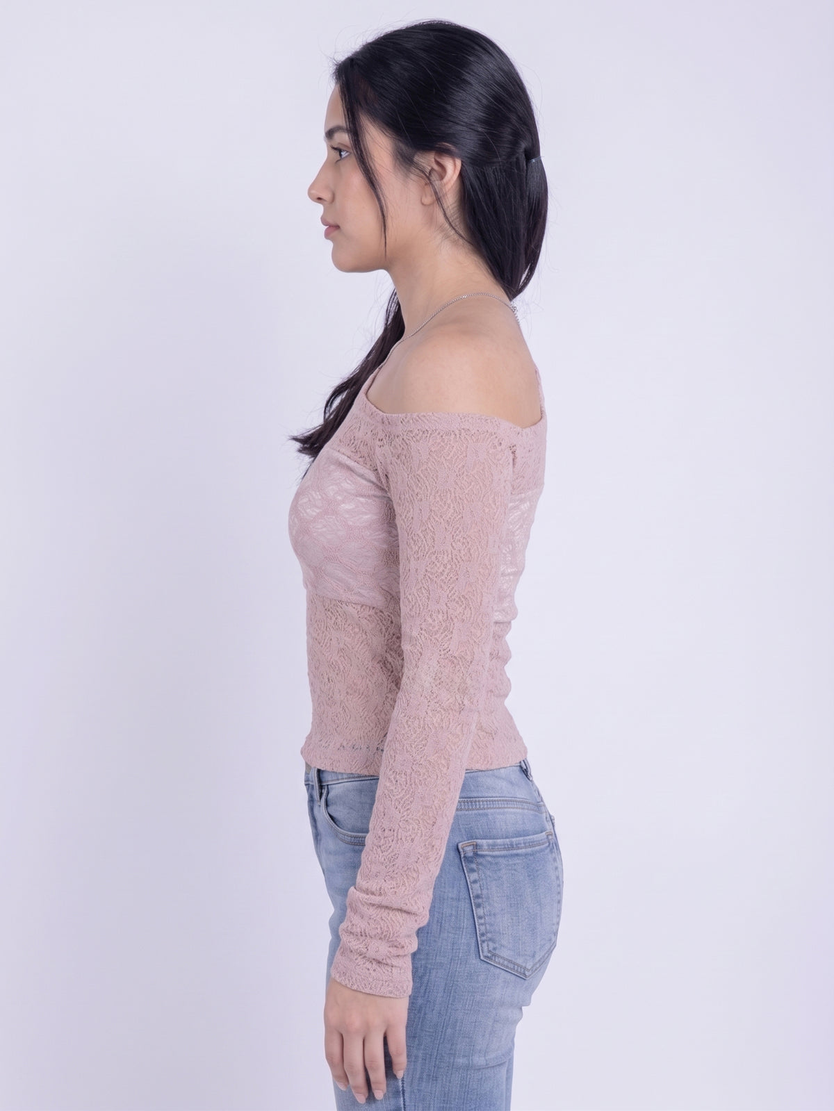 Blusa rosa de encaje con cuello asimetrico
