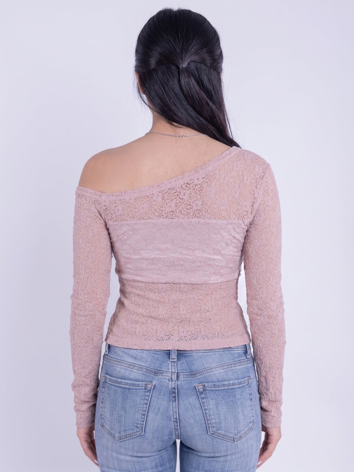 Blusa rosa de encaje con cuello asimetrico