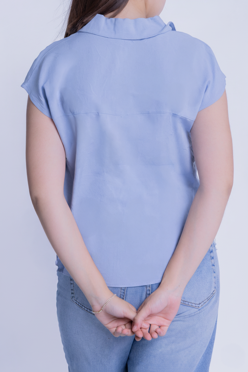 Blusa azul de manga corta abotonada