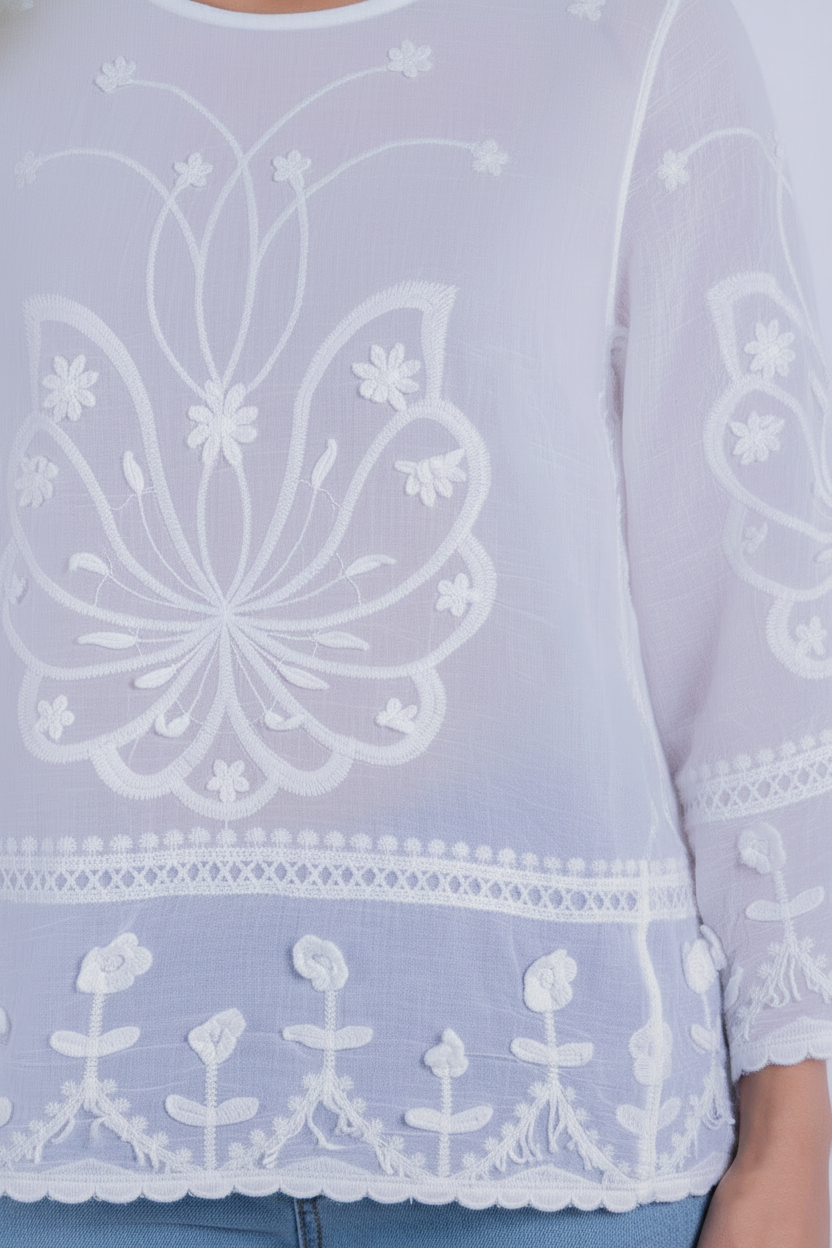 Blusa blanca de manta con bordado decorativo
