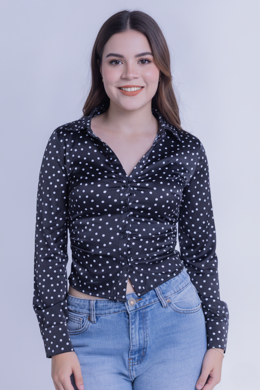 Crop top satinado abotonado con pinzas en cintura