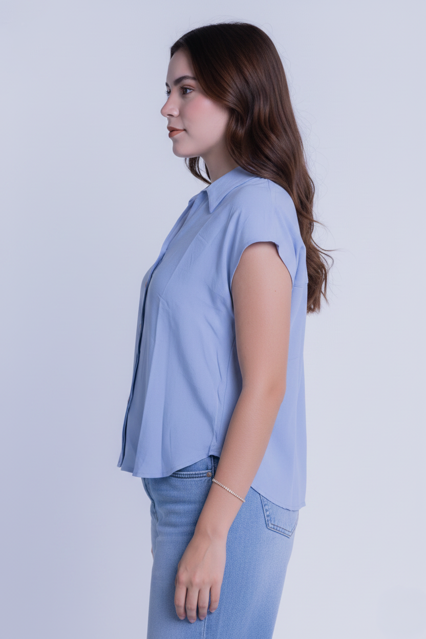 Blusa azul de manga corta abotonada