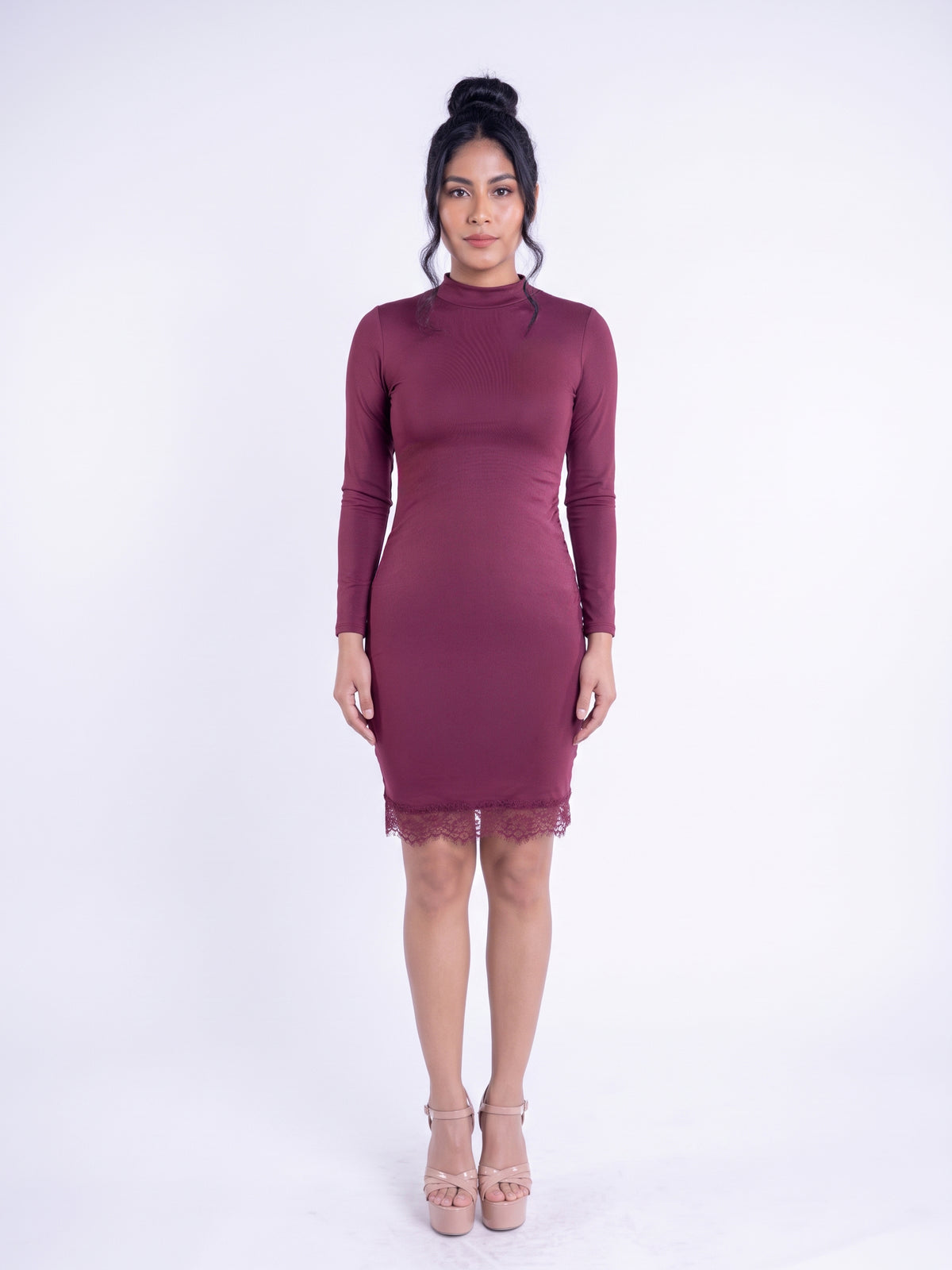 Vestido entallado guinda cuello alto