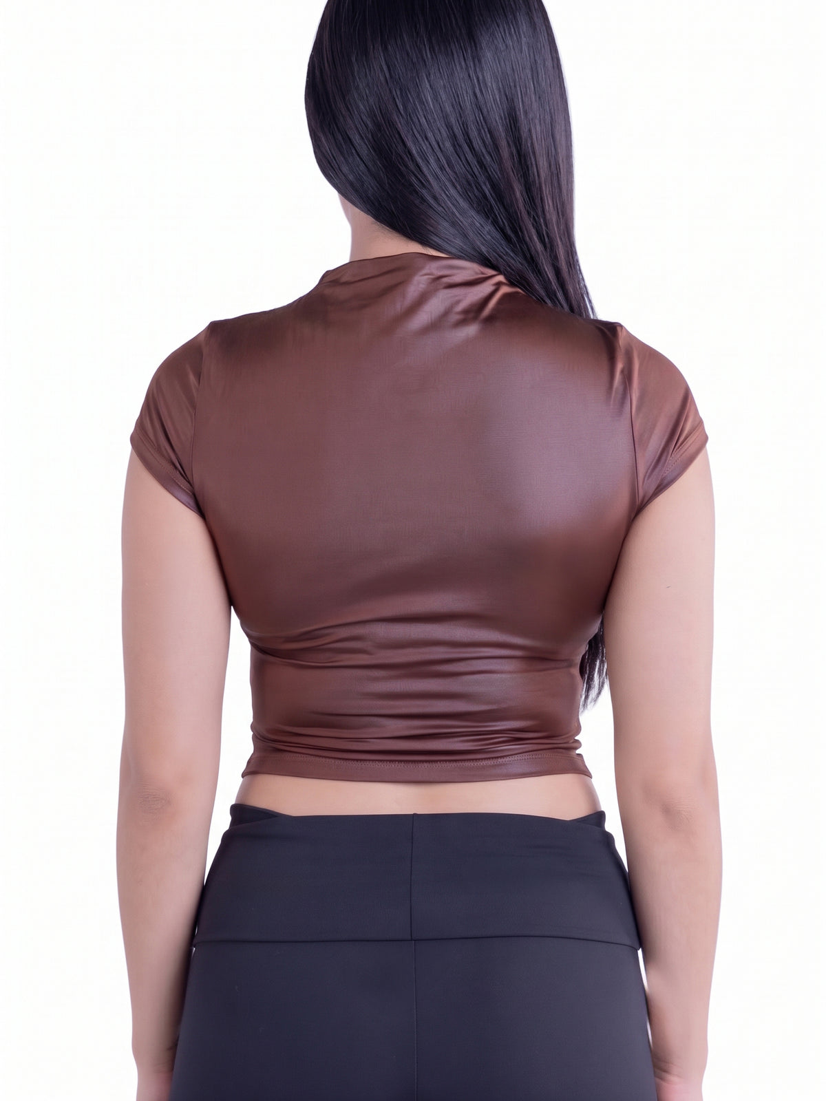 Blusa cafe con plisado al centro satinada