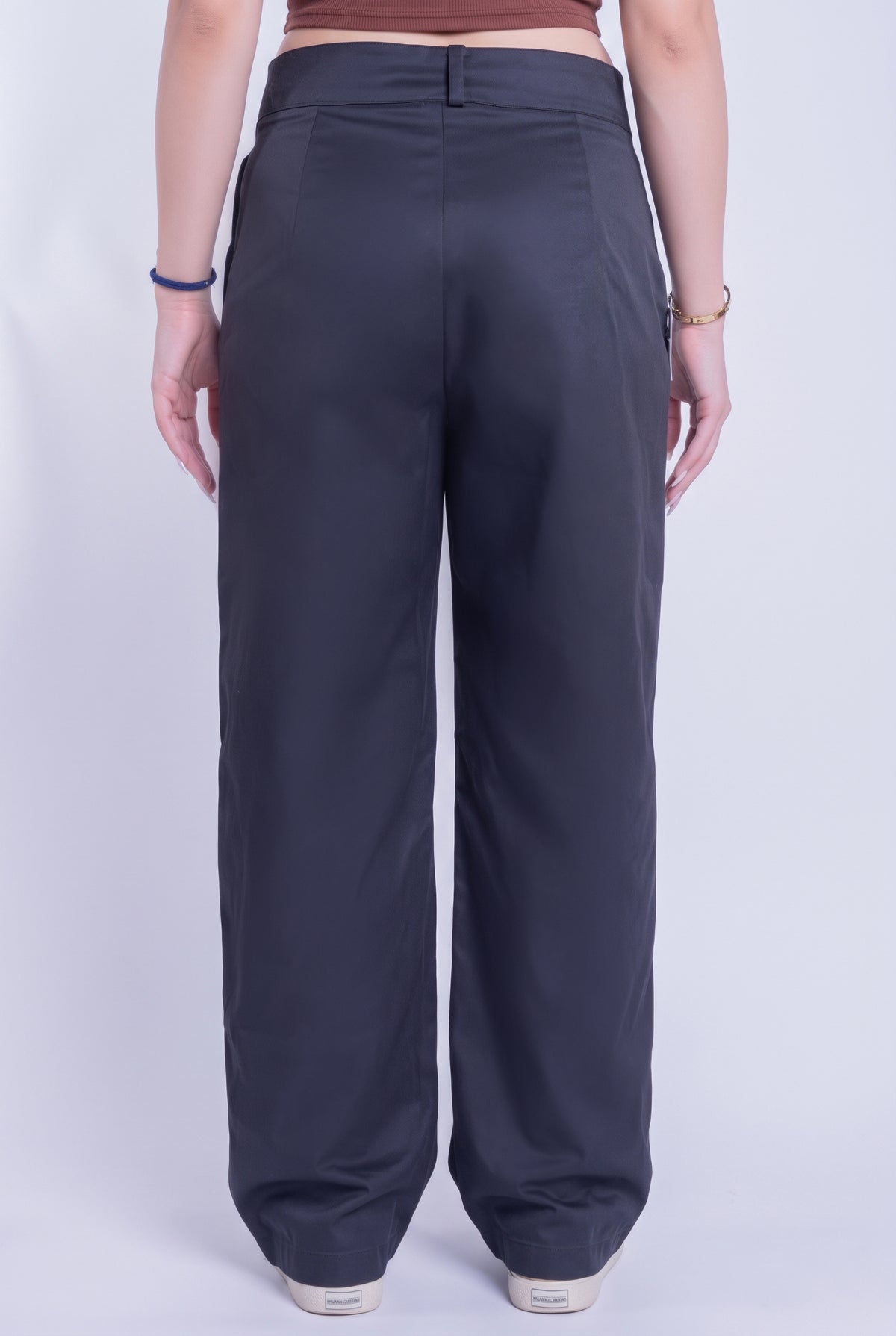 Pantalón negro estilo urbano con pinzas al frente
